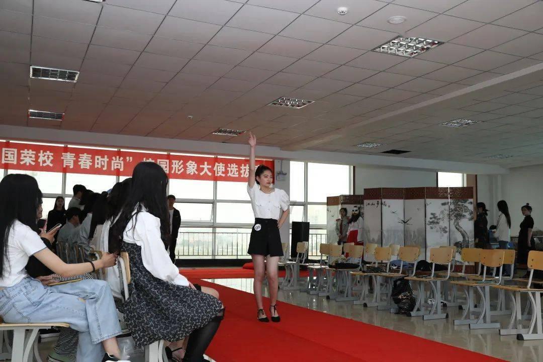 谭卓否认恋情传闻!与章宇五年来亲密照片曝光